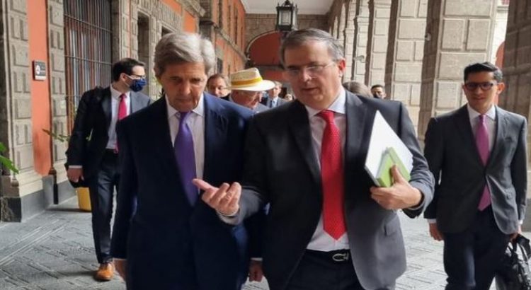 Ebrard anuncia con John Kerry que México trabaja en transición a energías limpias
