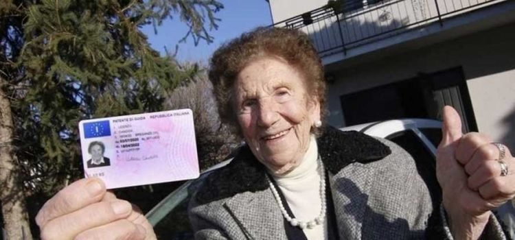 A sus 100 años de edad renovó su licencia de conducir A sus 100 años de edad renovó su licencia de conducir