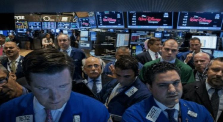 Wall Street termina dispar luego de datos de empleo en EU