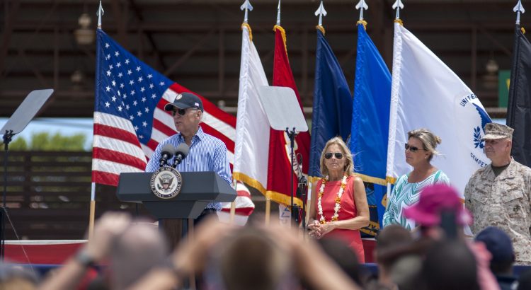 Joe Biden se dirige a Hawái tras uno de los incendios forestales más mortíferos en la historia de Estados Unidos