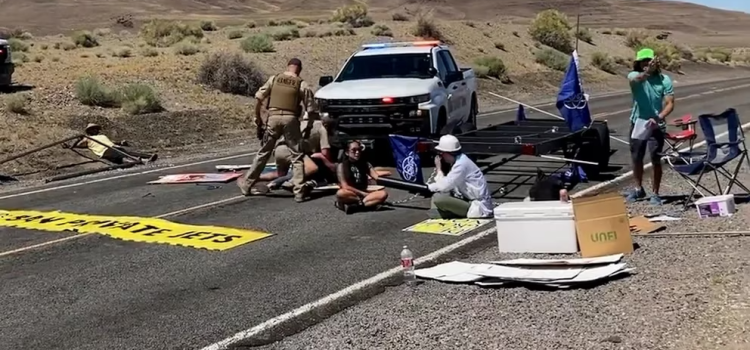 Un vehículo de policía de Nevada embiste a un grupo de ecologistas que bloqueaban una carretera