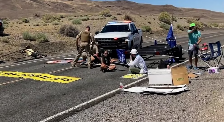 Un vehículo de policía de Nevada embiste a un grupo de ecologistas que bloqueaban una carretera