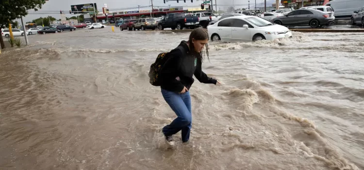 Inundaciones causan estragos en las calles de Las Vegas