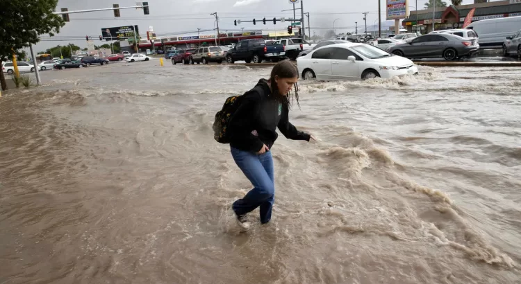 Inundaciones causan estragos en las calles de Las Vegas