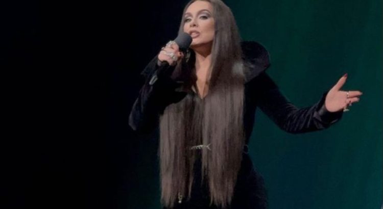 Adele deslumbra en su concierto en Las Vegas con su disfraz de Morticia Addams