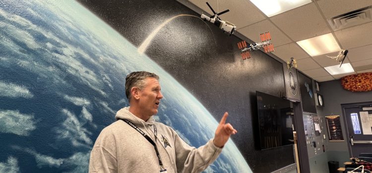 El programa de la Fuerza Espacial en Nevada, prepara a estudiantes para el éxito