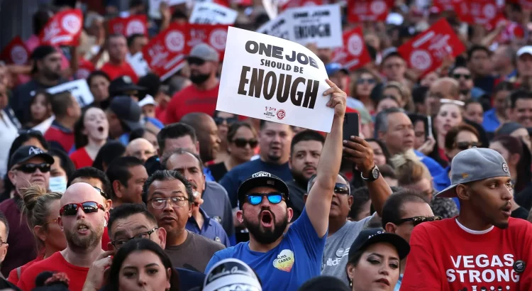 Trabajadores de Strip de Las Vegas Consideran Huelga en Medio de Negociaciones de Contratos