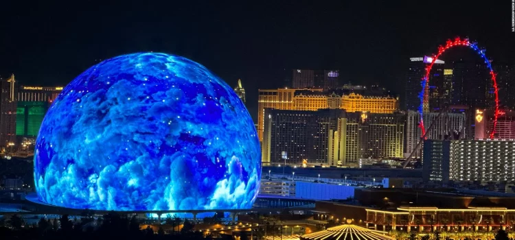 Intrépido hombre escala la gigantesca esfera de luces LED en Las Vegas