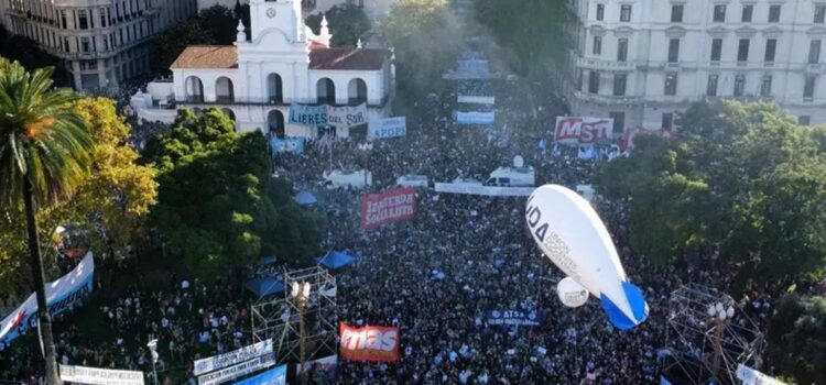 Protesta masiva en Argentina por recortes a la universidad pública