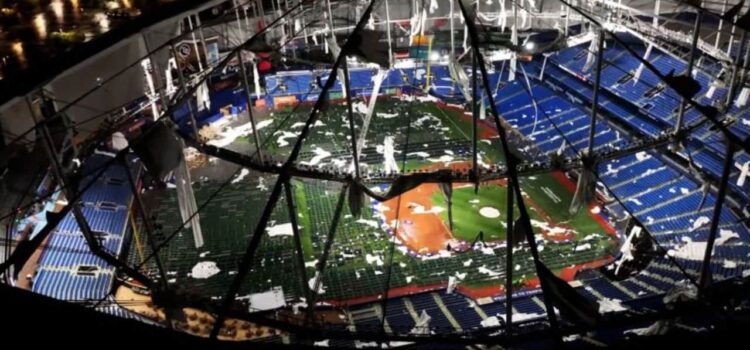 Vientos del huracán Milton destruyen el techo del Tropicana Field en St. Petersburg