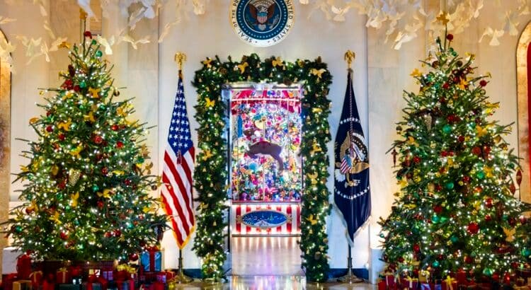 Decoran los Biden la Casa Blanca para su última Navidad