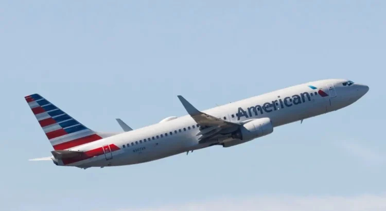 Columnas de humo salen de un vuelo de American Airlines tras dejar el aeropuerto de Las Vegas