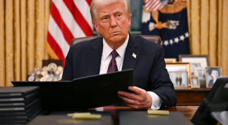 Guerra comercial y falta de acuerdos de paz, balance de los primeros seis meses del regreso de Trump