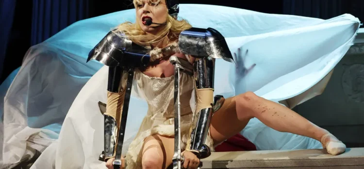 Lady Gaga se resbala y cae a mitad de un concierto en Las Vegas Mayhem Ball Stop