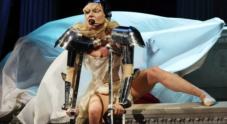 Lady Gaga se resbala y cae a mitad de un concierto en Las Vegas Mayhem Ball Stop