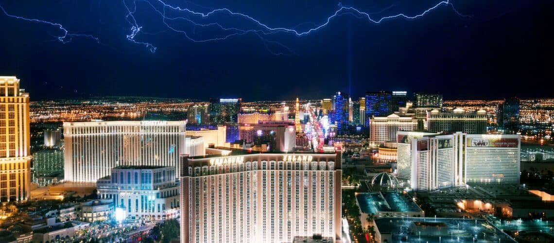 Una violenta tormenta en Las Vegas deja un rastro de daños en el valle y abre un centro de emergencias