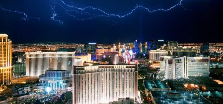 Una violenta tormenta en Las Vegas deja un rastro de daños en el valle y abre un centro de emergencias
