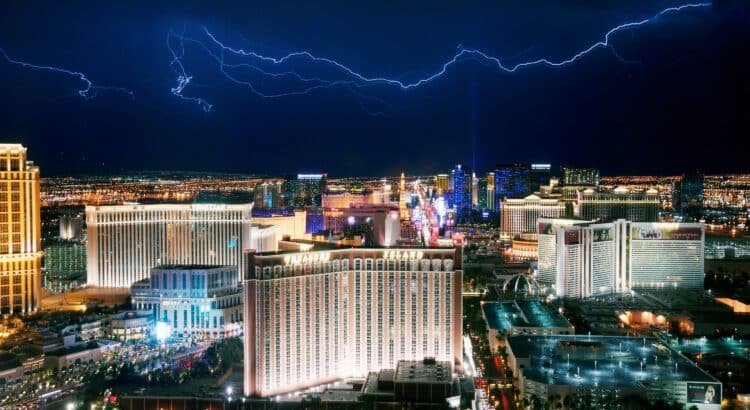 Una violenta tormenta en Las Vegas deja un rastro de daños en el valle y abre un centro de emergencias