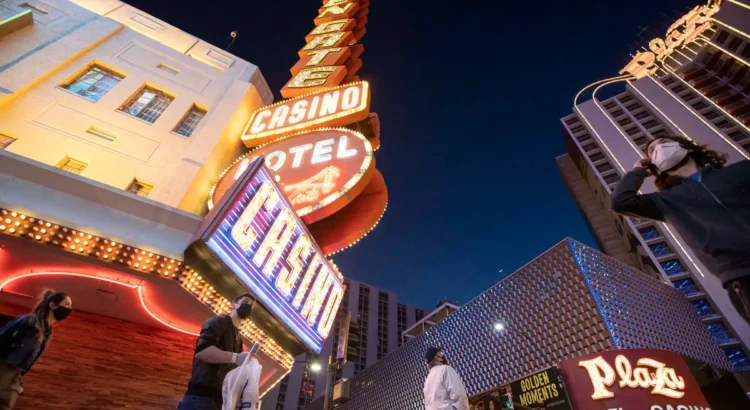 Casino del centro de Las Vegas elimina juegos de mesa con crupier en vivo
