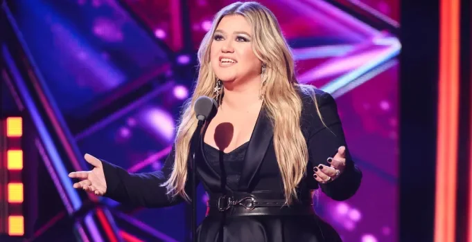Kelly Clarkson se toma un descanso de su residencia en Las Vegas en medio de una emergencia familiar.