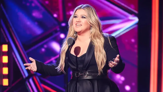 Kelly Clarkson se toma un descanso de su residencia en Las Vegas en medio de una emergencia familiar.