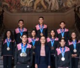 Sheinbaum recibe al equipo histórico de clavadistas en Palacio Nacional