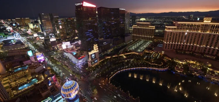 El turismo en Las Vegas disminuye 11%; algunos culpan de ello a las políticas de Trump