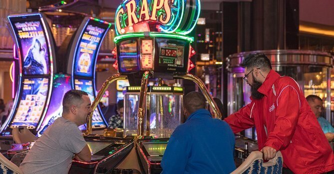 Los casinos locales de Las Vegas prosperan en medio de la caída del turismo
