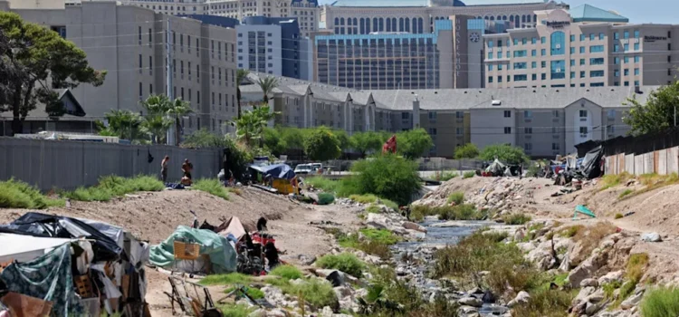 Residentes de Las Vegas hacen sonar la alarma sobre los campamentos asolados por la delincuencia