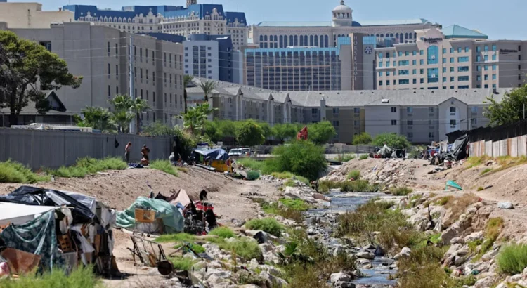 Residentes de Las Vegas hacen sonar la alarma sobre los campamentos asolados por la delincuencia