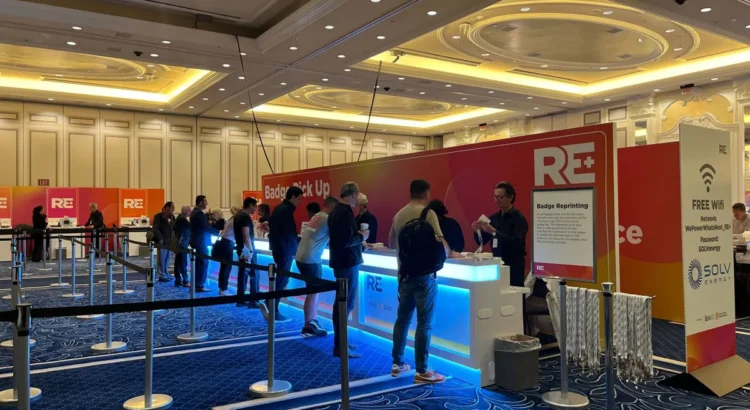RE+ arranca en Las Vegas bajo la sombra de la guerra de Trump contra las energías renovables
