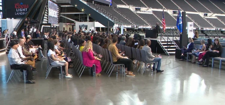 Las Vegas da la bienvenida a nuevos inmigrantes en una deslumbrante ceremonia en un estadio