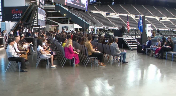 Las Vegas da la bienvenida a nuevos inmigrantes en una deslumbrante ceremonia en un estadio