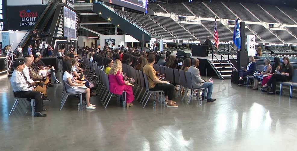 Las Vegas da la bienvenida a nuevos inmigrantes en una deslumbrante ceremonia en un estadio