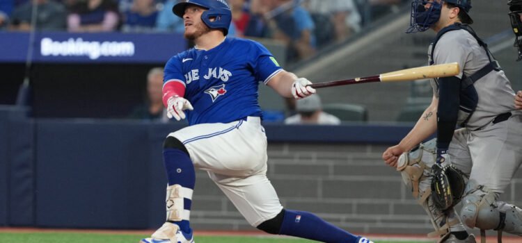 Alejandro Kirk: maestría mexicana en playoffs de Grandes Ligas