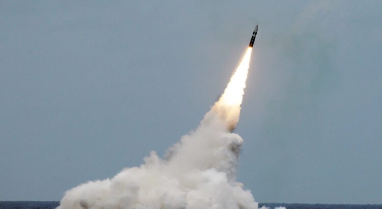 Reino Unido incrementa su poder de disuasión militar construyendo una nueva ojiva nuclear