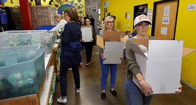 Organizaciones benéficas de Las Vegas trabajan horas extras para mantener llenas las mesas navideñas.