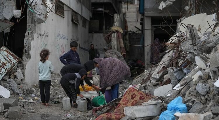 Una nueva oleada de bombardeos israelíes mata a 32 personas en Gaza, 12 de ellas menores Una nueva oleada de bombardeos israelíes mata a 32 personas en Gaza, 12 de ellas menores