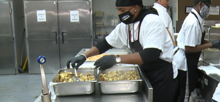 Las Vegas Rescue Mission se prepara para atender a más de 1,000 personas en la comida comunitaria de Acción de Gracias