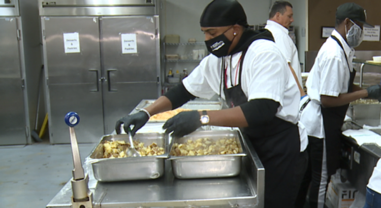 Las Vegas Rescue Mission se prepara para atender a más de 1,000 personas en la comida comunitaria de Acción de Gracias