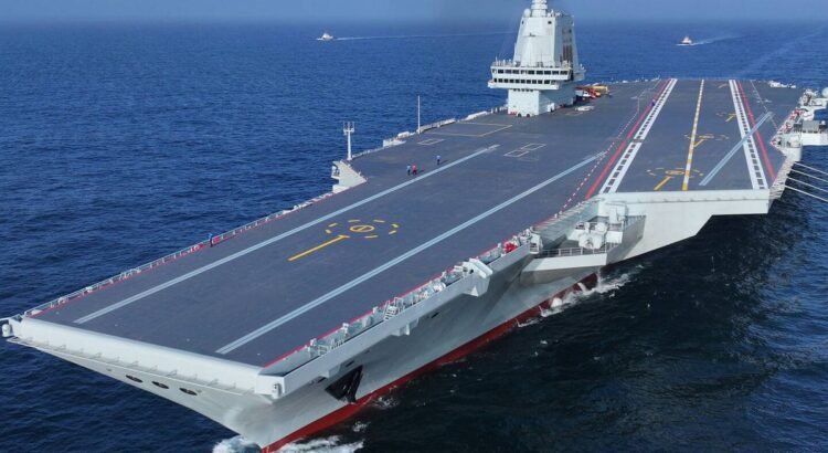 China pone en servicio su tercer portaaviones operativo
