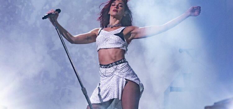 Dua Lipa rinde homenaje a artistas latinos en su “Radicalism Tour”