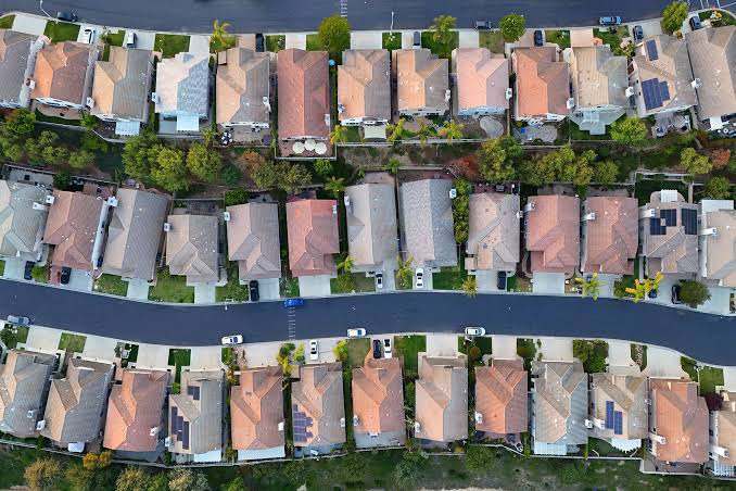 El proyecto de ley de vivienda pretende aumentar la asequibilidad, pero el alivio podría tardar años en llegar.