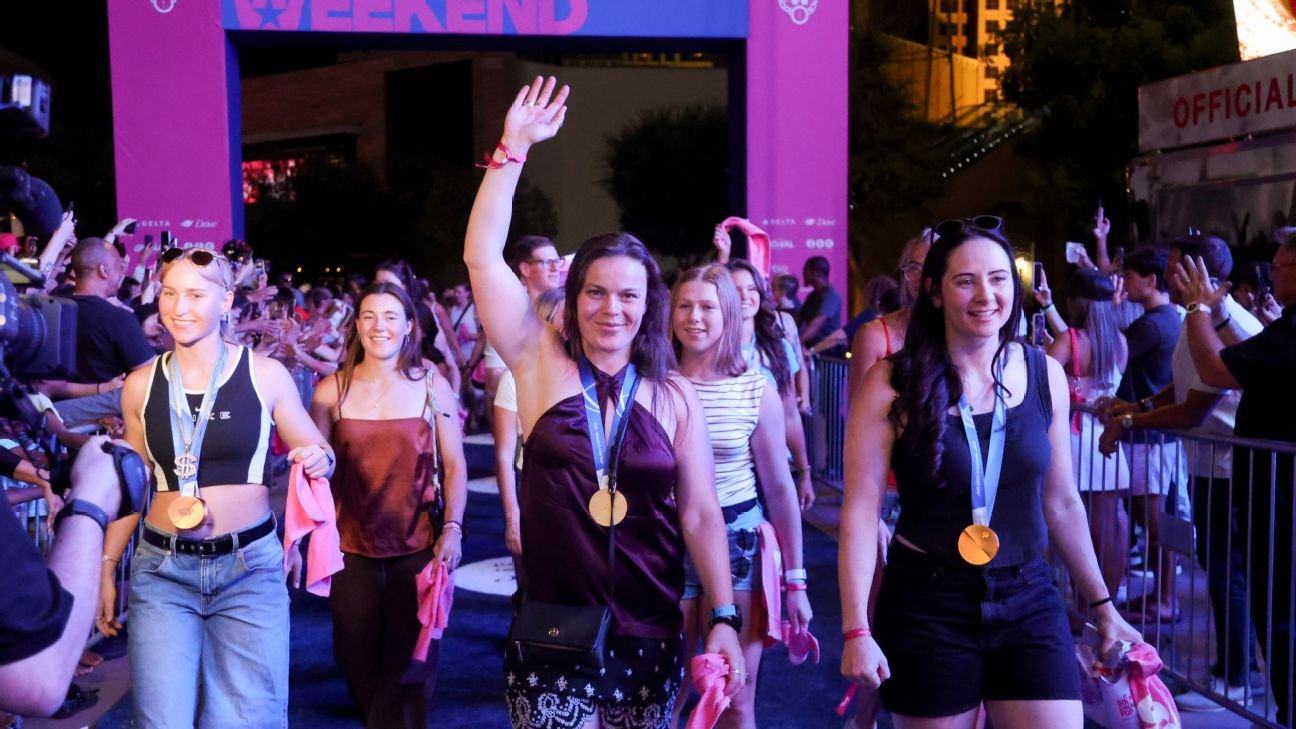 Miles de personas se congregaron en el Strip de Las Vegas para celebrar a las atletas olímpicas en el primer She Weekend.